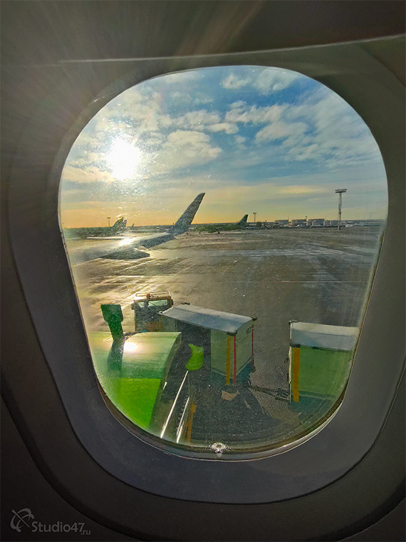 Круглое окно иллюминатора самолета S7 Airlines