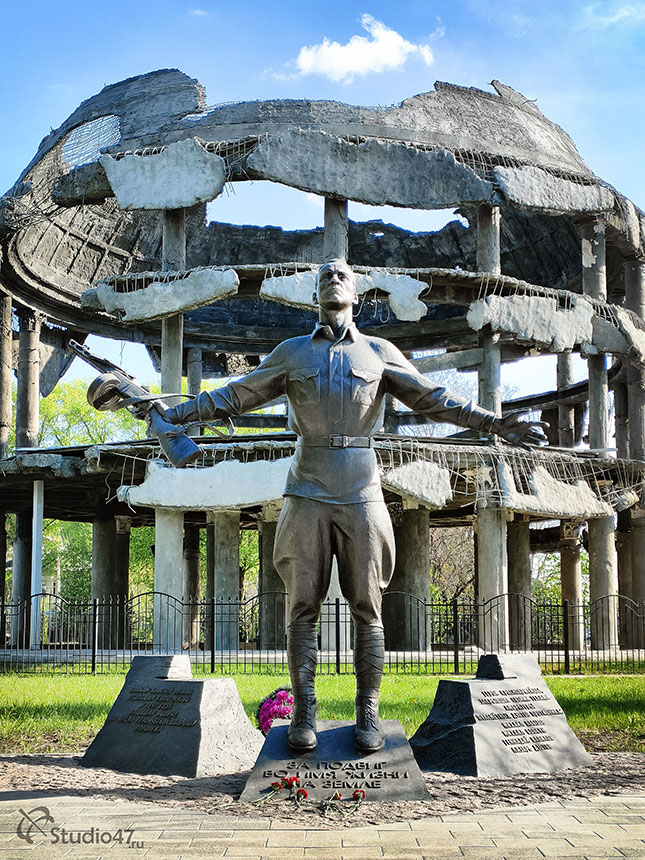 Памятник героям-красноармейцам в Воронеже