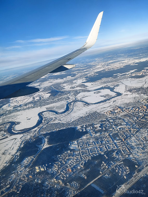 Вид из иллюминатора самолета зимой