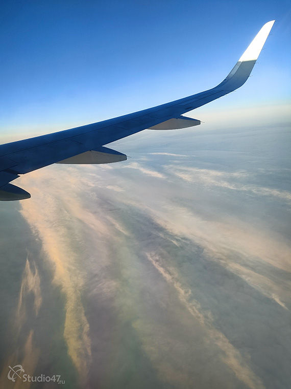 Вид из иллюминатора самолета зимой