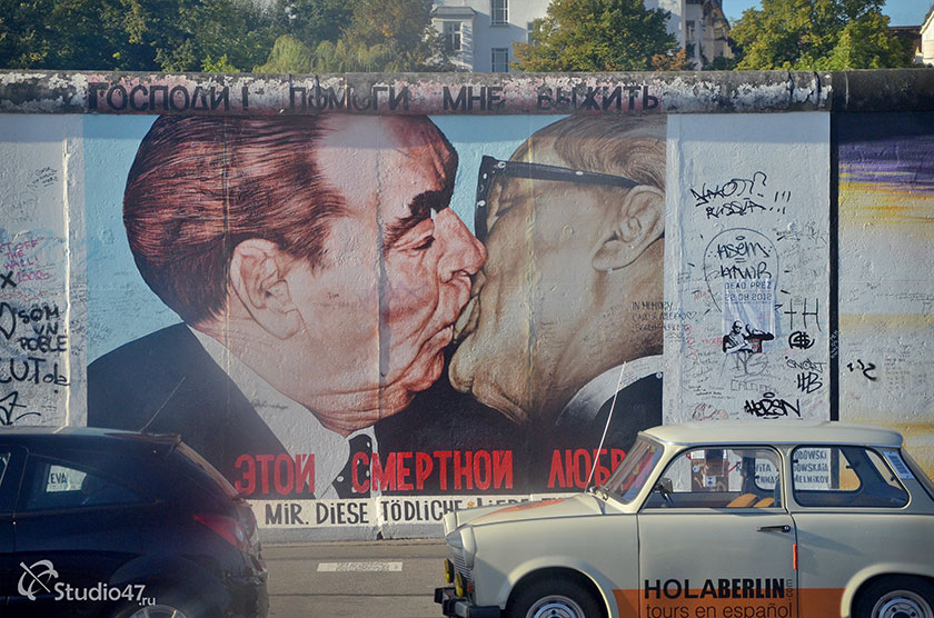 Братский поцелуй Брежнева и Хонеккера