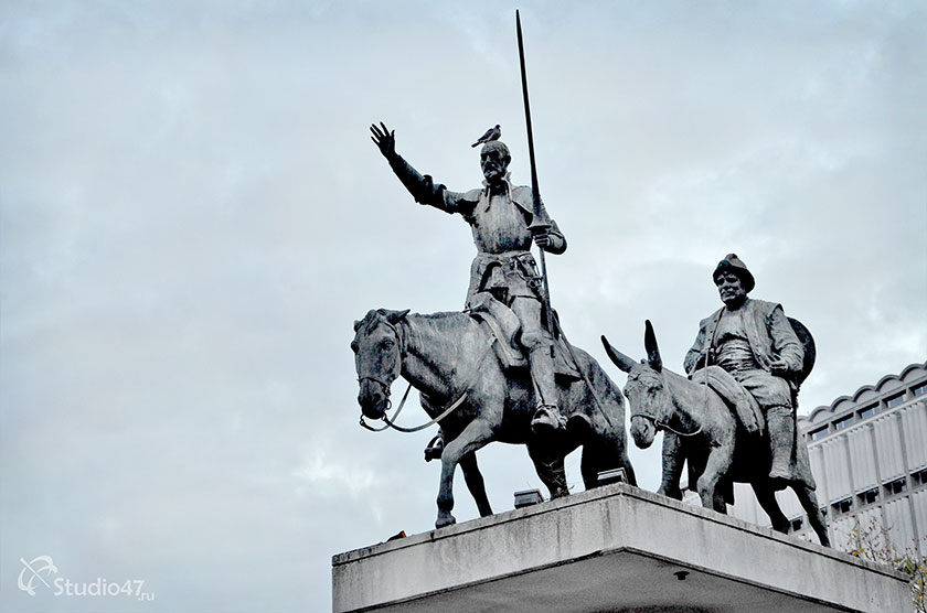 Памятник Дону Кихоту и Санчо Пансо в Брюсселе