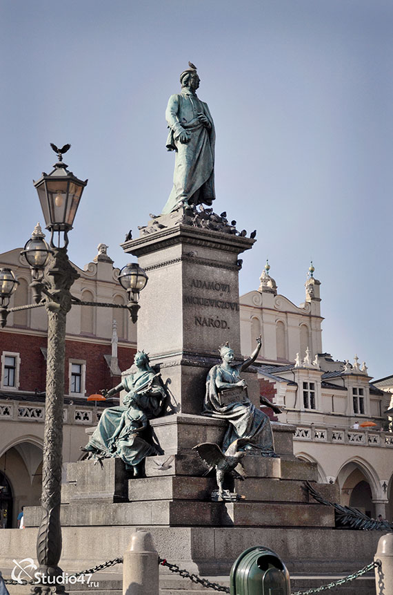 Памятник Адаму Мицкевичу в Польше