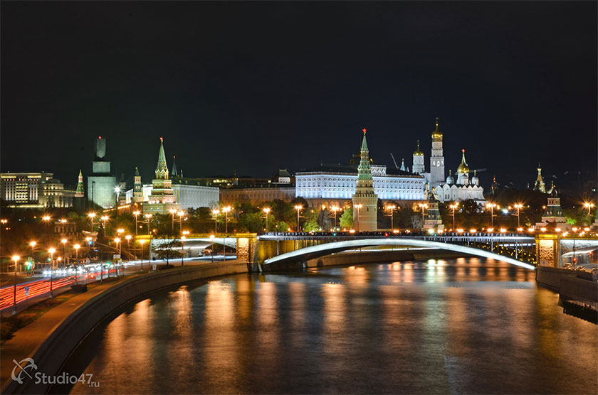Вид на ночной Кремль с Патриаршего моста