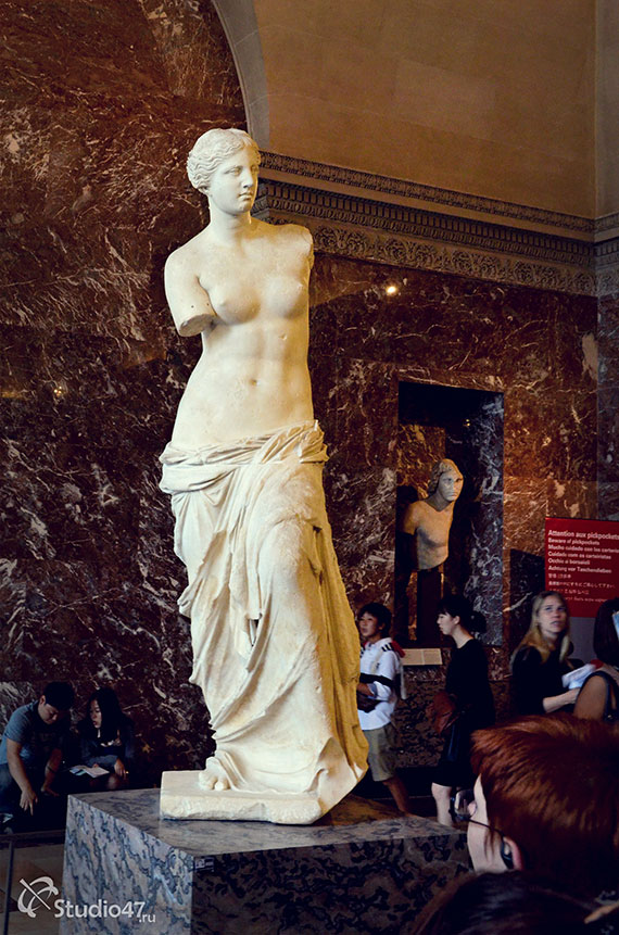 Венера Милосская - фото в Лувре
