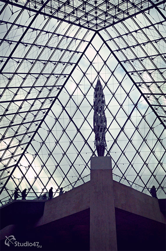 Пирамида перед Лувром