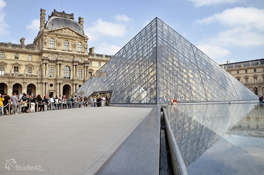 Стеклянная пирамида Лувра во дворе Наполеона