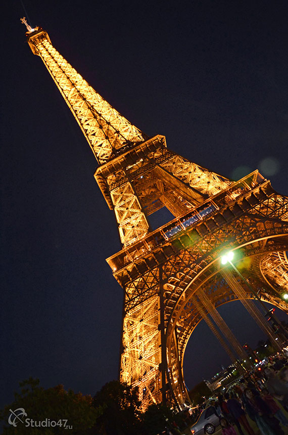 Подсветка Эйфелевой башни в Париже