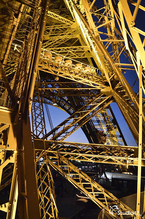 Спуск с Эйфелевой башни в Париже