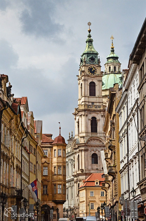 Узкая улица в Праге