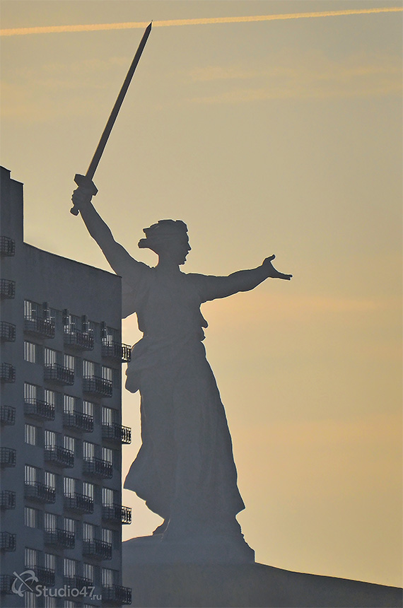 Памятник Родина-мать на Мамаевом кургане в Волгограде