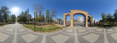 Входная арка в центральный городской сквер